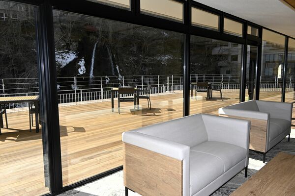 対岸の「七絃の滝」などを望める新設のプレミアムラウンジ＝26日午後、那須塩原市