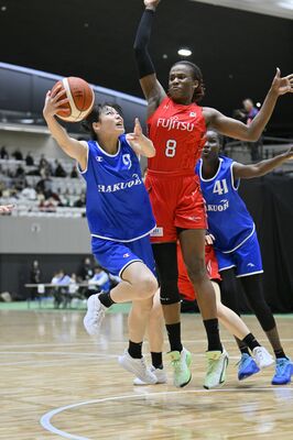 第１クオーター20秒、白鴎大の佐坂（左）がシュートを決める＝駒沢体育館、広瀬華撮影