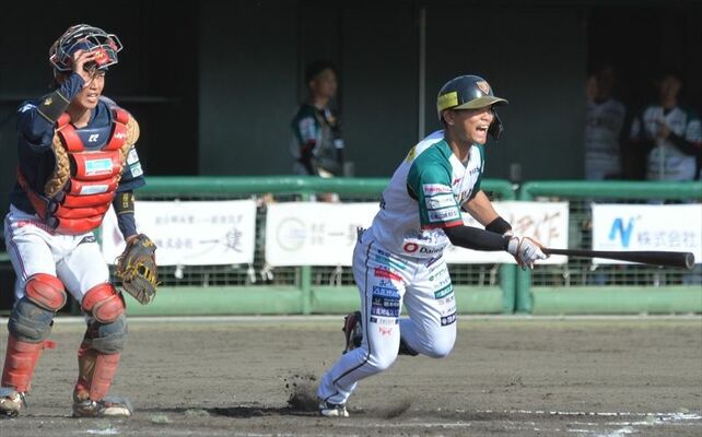 ８回、栃木ＧＢの武蔵が右前に勝ち越し適時打を放つ＝福島県郡山市のヨーク開成山スタジアム