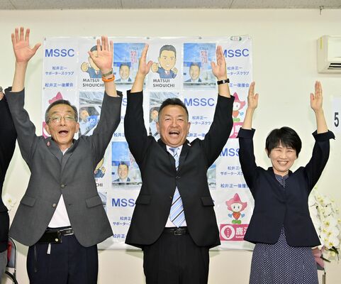 初当選を果たし、万歳する松井正一氏（中央）＝９日午後10時５分、鹿沼市上殿町