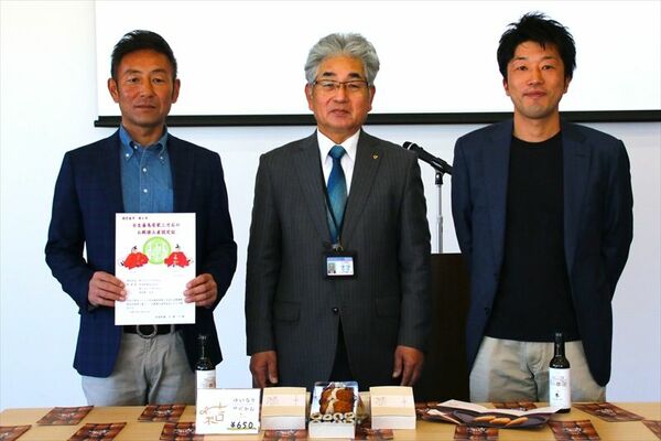 お殿様土産の認定を受けた赤羽根社長（左）と毛塚副社長（右）