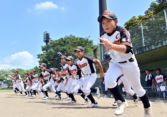青空の下、勢いよく試合前のあいさつに向かう選手たち＝19日午後０時５分、さくら市桜野