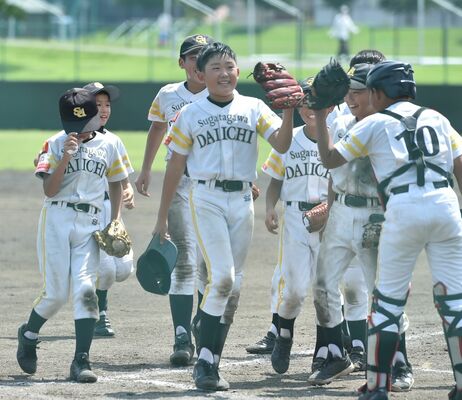 姿川第一クラブの先発・後藤（中央）が完全試合を達成し仲間に祝福される＝県営Ａ