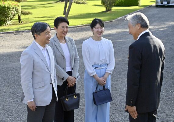 福田知事（右）の出迎えを受ける天皇、皇后両陛下と長女愛子さま＝２日午後４時25分、高根沢町上高根沢（代表撮影）