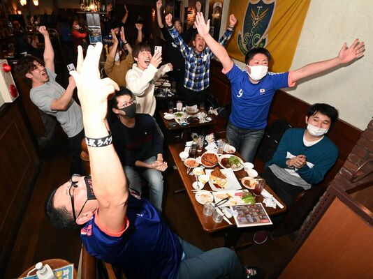 日本代表がドイツに勝利し、歓喜に沸くサポーターたち＝24日午前０時、宇都宮市池上町