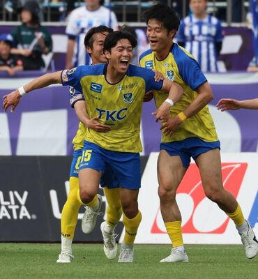 前半３０分、シュートを決め喜ぶ栃木ＳＣのＭＦ堤＝ＮＤソフトスタジアム山形