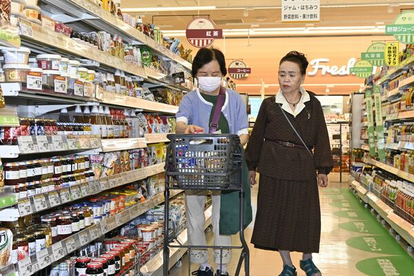有償ボランティア団体の買い物同行サービスを利用して買い物をする市内の女性