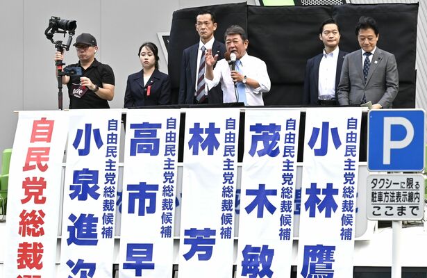 ＪＲ秋葉原駅前で行われた演説会で聴衆に訴える茂木氏（右から３人目）＝24日午後、東京都千代田区