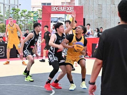 熱戦を繰り広げる選手ら＝１０日午前、宇都宮市江野町