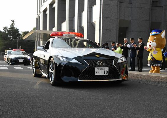 早めの前照灯点灯を呼びかける県警などの「ライト４運動」出発式＝17日午後、県庁