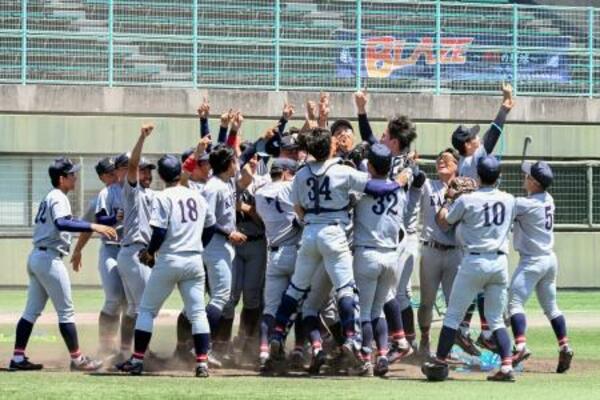 　関西学生野球春季リーグで優勝を果たし、喜ぶ関大の選手ら＝ＧＯＳＡＮＤＯ南港