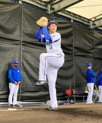 春季キャンプでブルペン投球する入江（チーム提供）