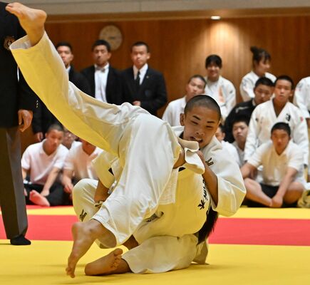 男子団体決勝　白鴎足利の次鋒・国分（奥）が横車で一本を奪う＝ユウケイ武道館