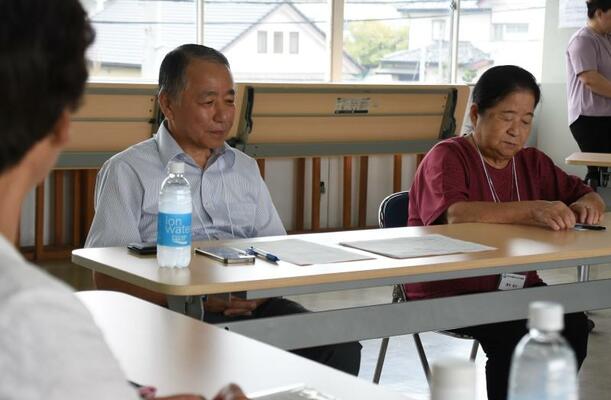 座談会に臨む清水さん（右）。３２年間相談員を務めている