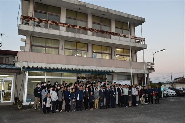 庁舎前で記念撮影する町職員ら