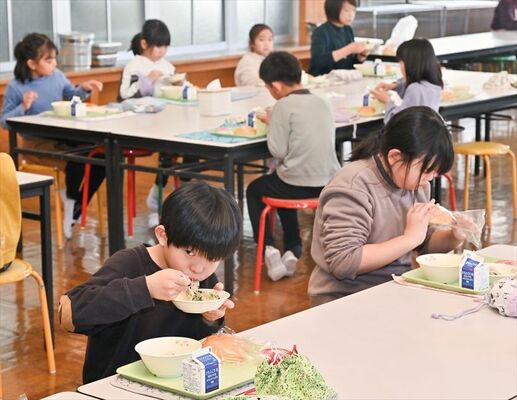 ニラを頬張る児童