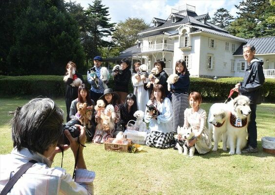 旧青木家那須別邸前で愛犬と記念撮影するモニターツアーの参加者