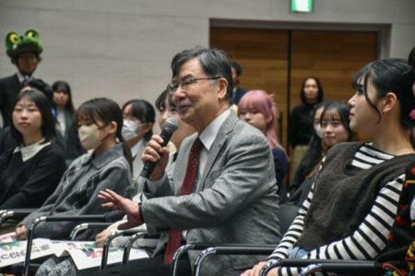 「一日留学生」として、スウェーデン語専攻の特別講義に参加した大阪大特任教授の坂口志文さん=19日午前、大阪府箕面市