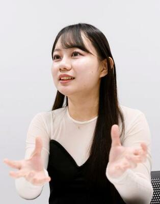 インタビューに答える鈴木愛美