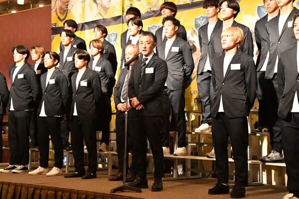 スポンサーらにあいさつする栃木ＳＣの橋本社長（中央）＝宇都宮市内