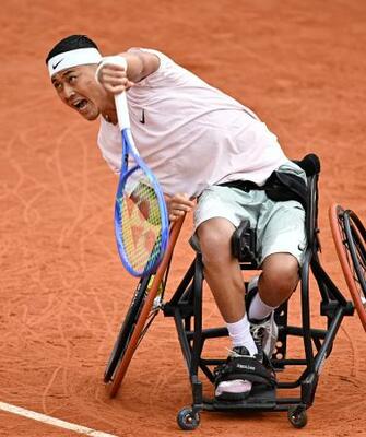 　車いすの部男子シングルス決勝でプレーする小田凱人＝パリ（共同）