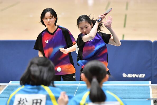女子団体決勝トーナメント準決勝　スマッシュを放つ陽北の金子（右）。左は浄法寺＝日環アリーナ栃木、湯田大士撮影