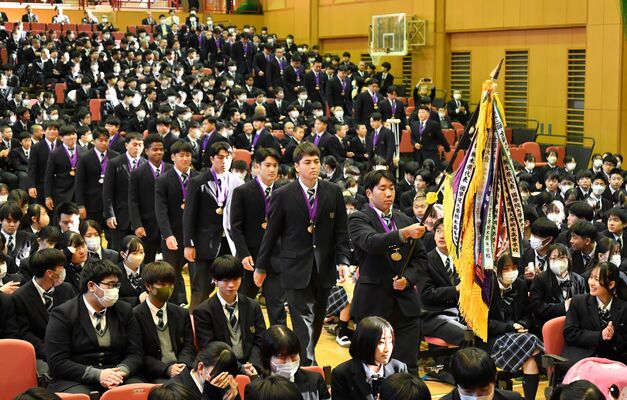 全校生徒の拍手の中、入場する国学栃木高ラグビー部＝国学院大学栃木学園四十周年記念館