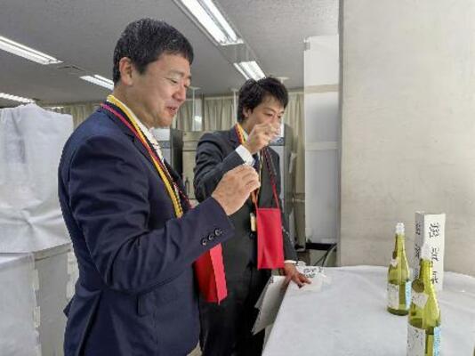 「清酒鑑評会」で優秀賞を受賞した清酒を試飲する関係者=30日正午、大阪市中央区の大阪国税局