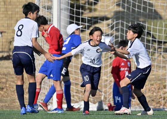 準々決勝でゴールを決め喜ぶＦＣ　ＳＨＵＪＡＫＵのＭＦ小曽戸（中央）＝県グリーンスタジアムサブグラウンド