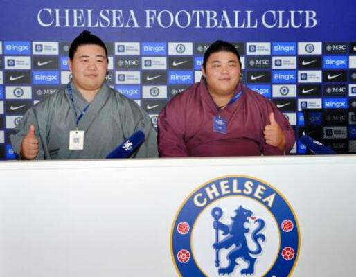 　チェルシーの本拠地「スタンフォード・ブリッジ」の見学ツアーに参加した藤ノ川（左）と伯桜鵬＝１６日、ロンドン（共同）
