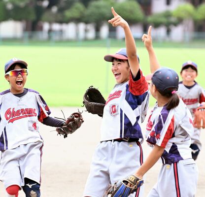 ２連覇を果たし喜びを爆発させる大原間ＳＢＣ（那須塩原）の選手たち＝三和住宅にしなすのスポーツプラザＡ球場