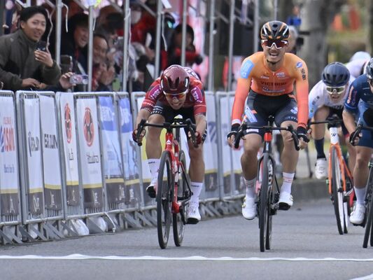 惜しくも2位となった宇都宮ブリッツェンの岡（左）のゴールスプリント＝宇都宮市清原工業団地特設コース、森田大地撮影