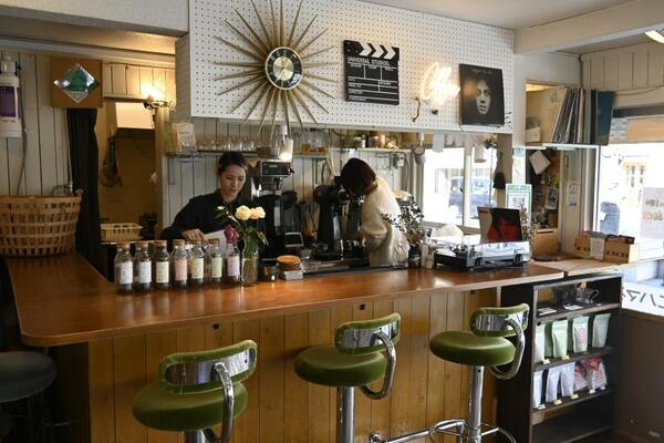 開店の準備を進めるスタッフ