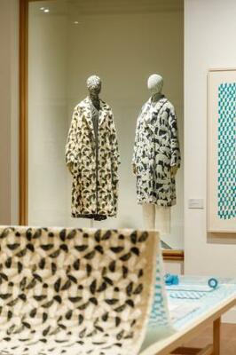 　ベルベットに刺しゅうを施したテキスタイル「ｖｏｉｘ」のコート（左）と、ジャカード織り「ｌｉｆｅ　ｐｕｚｚｌｅ」のコート（撮影：Ｍａｎａｍｉ　Ｔａｋａｈａｓｈｉ）（提供写真）