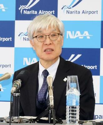 記者会見するNAAの藤井直樹社長=26日午前、成田空港