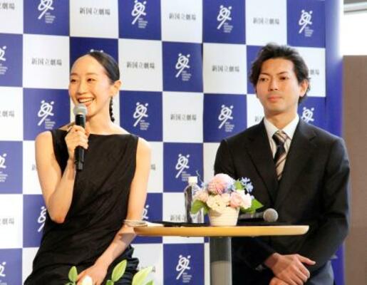 　米沢唯（左）と井沢駿＝東京都渋谷区の新国立劇場