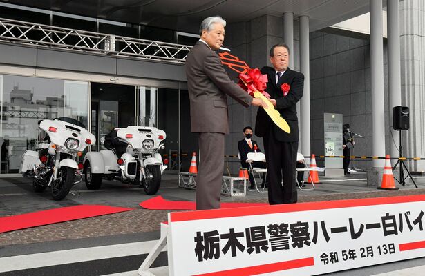 福田知事（左）にレプリカキーを手渡す寄贈者の中村さん＝１３日午後１時３０分、県庁