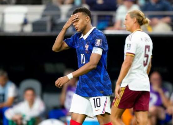 　フランス―スペイン　後半、ＦＫを外し悔しがるフランスのエムバペ（左）＝ダラス（共同）
