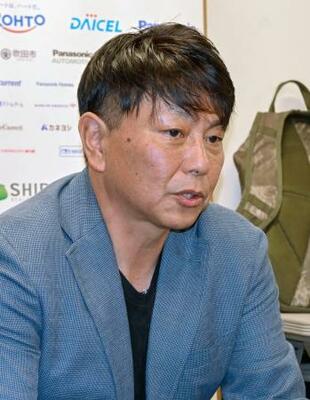 取材に応じるG大阪の三上大勝フットボール本部長=8日、大阪府吹田市