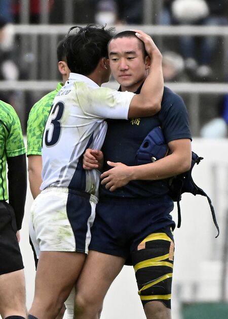 準々決勝で敗退し、大阪桐蔭の主将から励まされる国学栃木のＣＴＢ福田主将