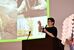 「JINSと地域活性化」をテーマに講演する田中CEO＝19日夕、宇都宮市