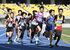 小学生駅伝で懸命に走る選手たち