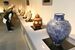 つぼや大皿など約100点が並ぶ個展の会場