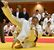 男子団体決勝　白鴎足利の次鋒・国分（奥）が横車で一本を奪う＝ユウケイ武道館