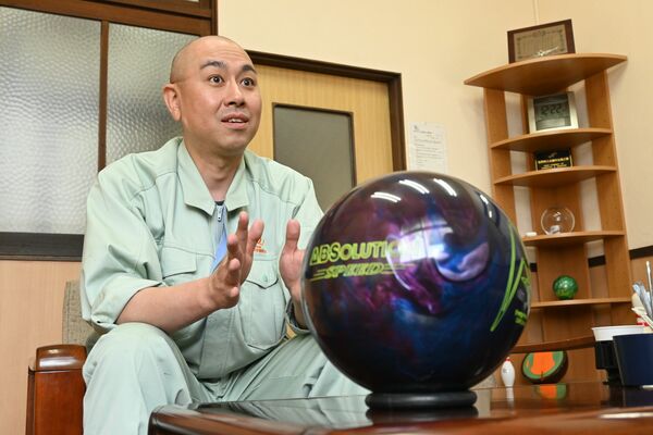 ボウリングボールについて語る斉木室長代理