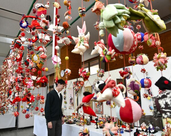 つるしびななどが展示されている会場
