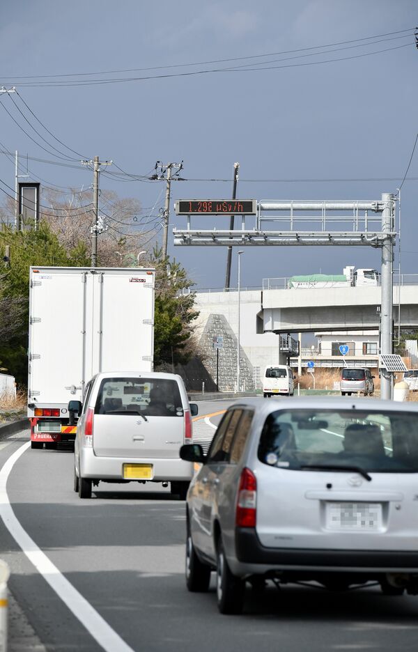 道路上方で空間放射線量を表示する国道６号の掲示板＝10日午後、大熊町（写真は一部加工しています）