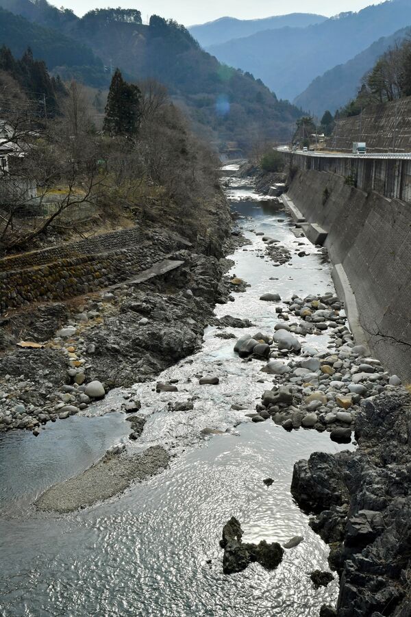 足尾を流れる渡良瀬川。東日本大震災では足尾南部の源五郎沢堆積場から堆積物などが流れ込む事故が起きた＝16日午後、日光市足尾地域