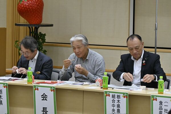 プロモーション推進委員会でイチゴジェラートに舌鼓を打つ福田知事（中央）ら＝７日午後、県庁