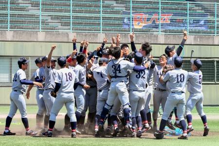 　関西学生野球春季リーグで優勝を果たし、喜ぶ関大の選手ら＝ＧＯＳＡＮＤＯ南港